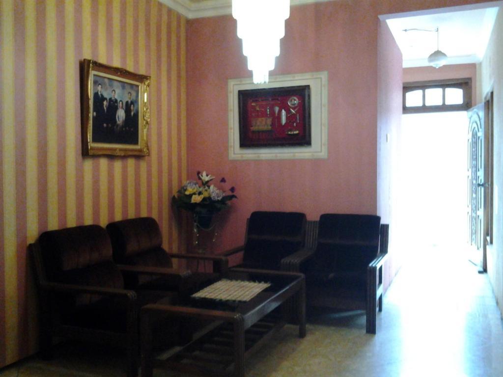 Villa And Resto Basanova Batu  Exterior photo